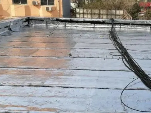 万秀卫生间漏水维修公司分享下万秀屋面楼顶防水刚性防水层施工要点。